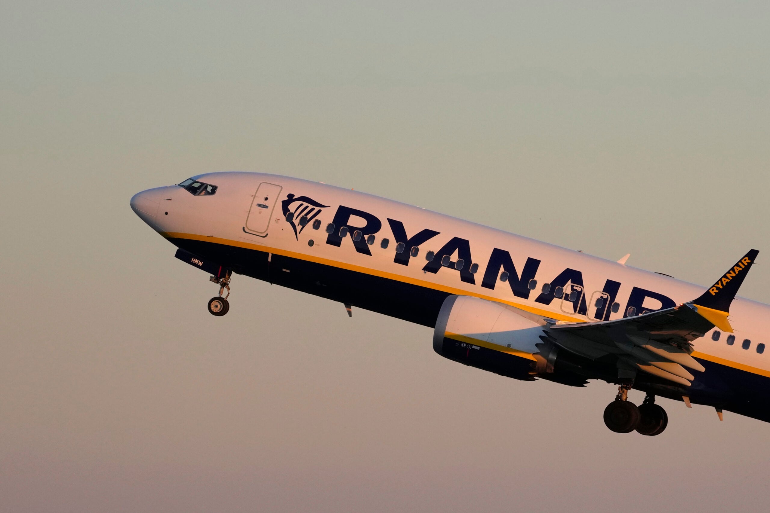 Ryanair закрывает базу в Салониках из‑за спора о тарифах аэропорта