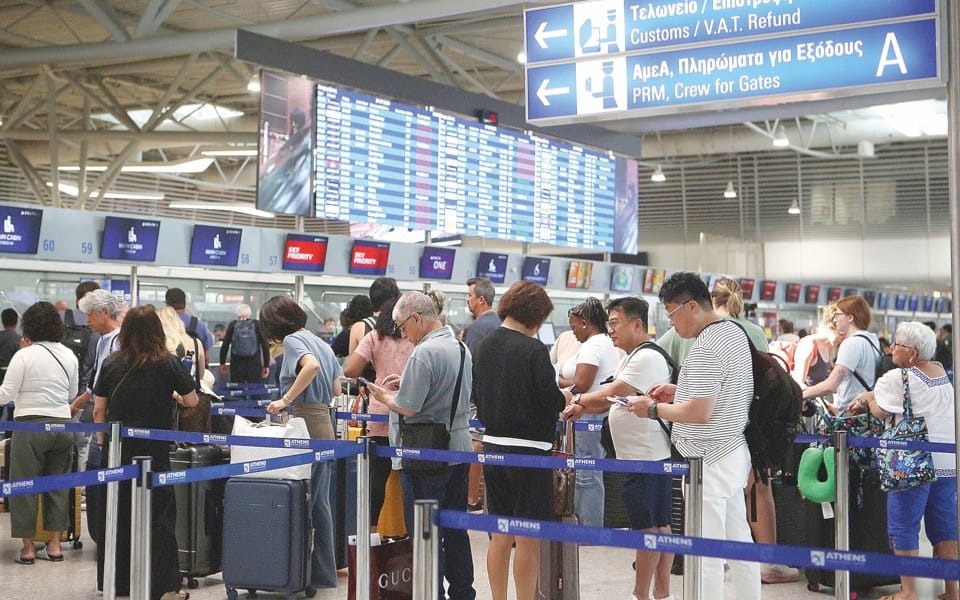 Очереди на паспортном контроле в аэропорту Афин выросли из‑за новых правил ЕС