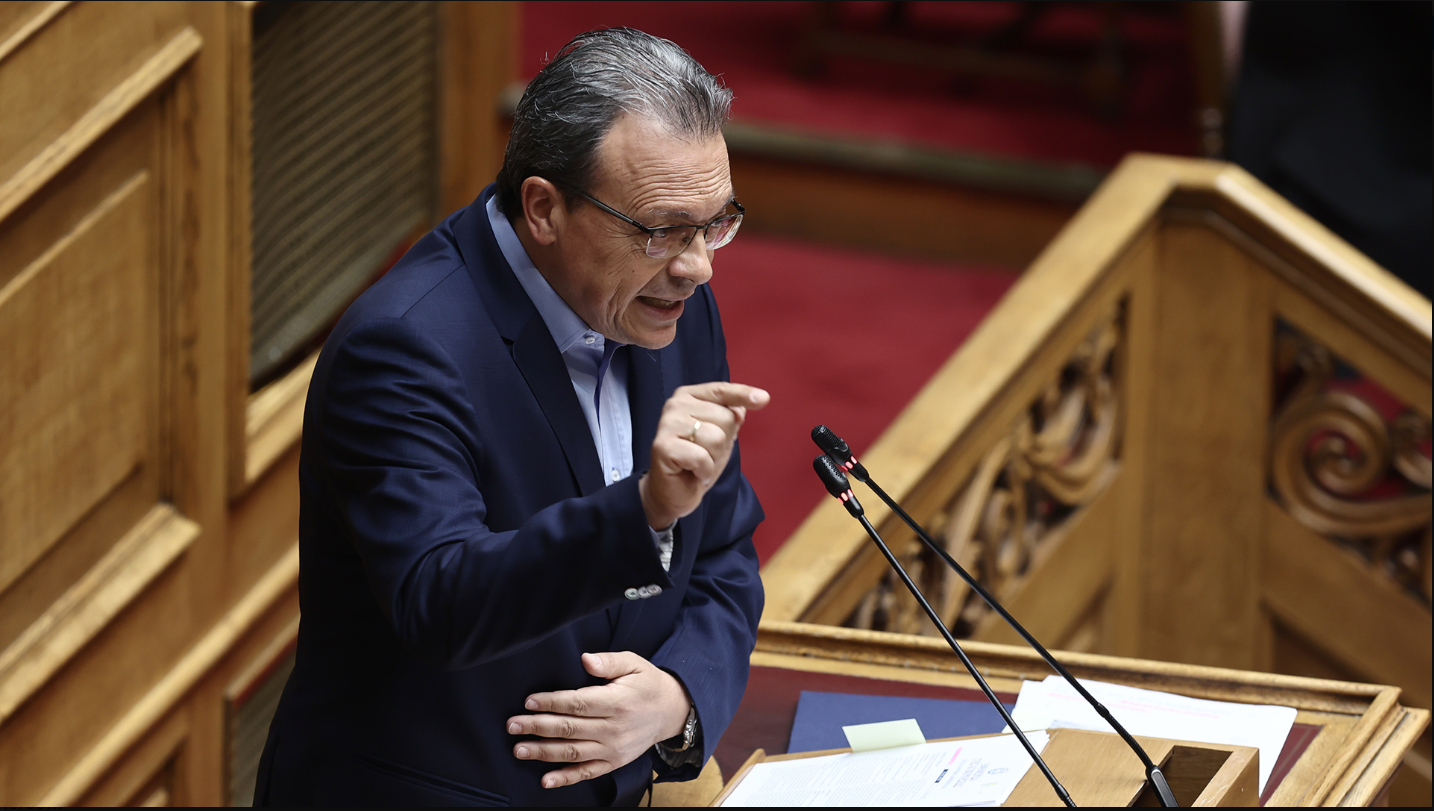 SYRIZA требует мер против роста цен на топливо и обвиняет правительство в выгоде от прибыли НПЗ