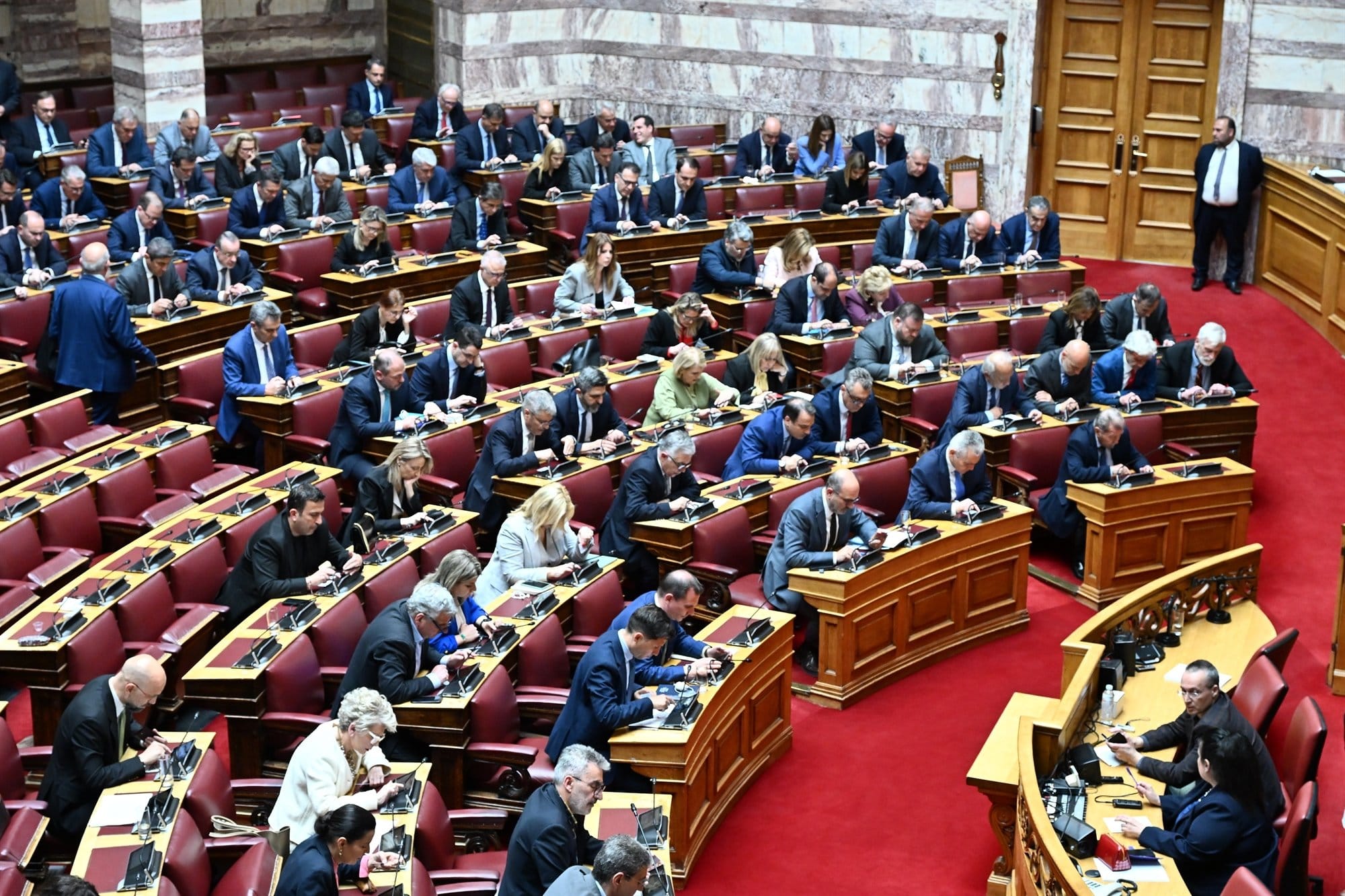 Парламент Греции одобрил закон о равной оплате и расширил материнский отпуск